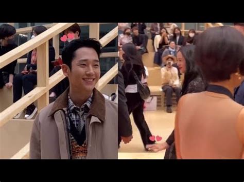 Jisoo and Jung Hae In Interaction at Dior Fall 22 .